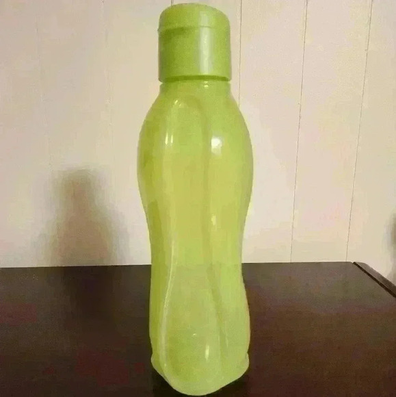 Tupperware Large ECO waterborne  9153 with lid 71810 - Picture 1 of 4